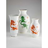 Große Vase Ming Drache,weißes Porzellan mit Aufglasurmalerei und Goldrand. Dekor: Ming Drache rot.