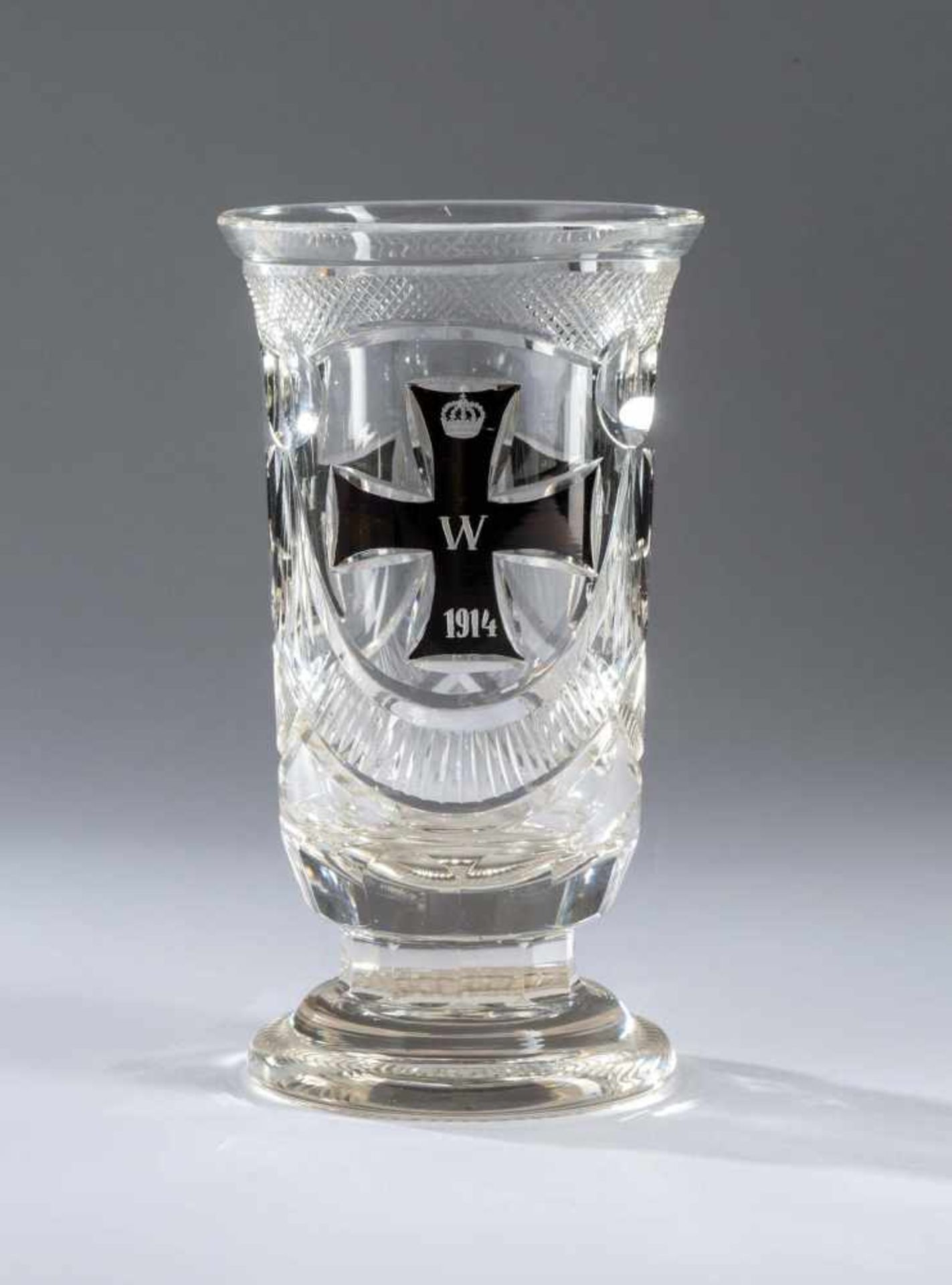 Patriotisches Trinkglas mit Eisernem Kreuz 1914, 1915, 1916. Farbloses Glas mit fein geschliffenen