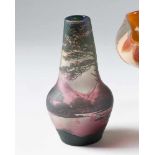 Vase "de Vez",um 1910. Farbloses mehrschichtiges Glas, umlaufend Landschaftszenerie reliefiert