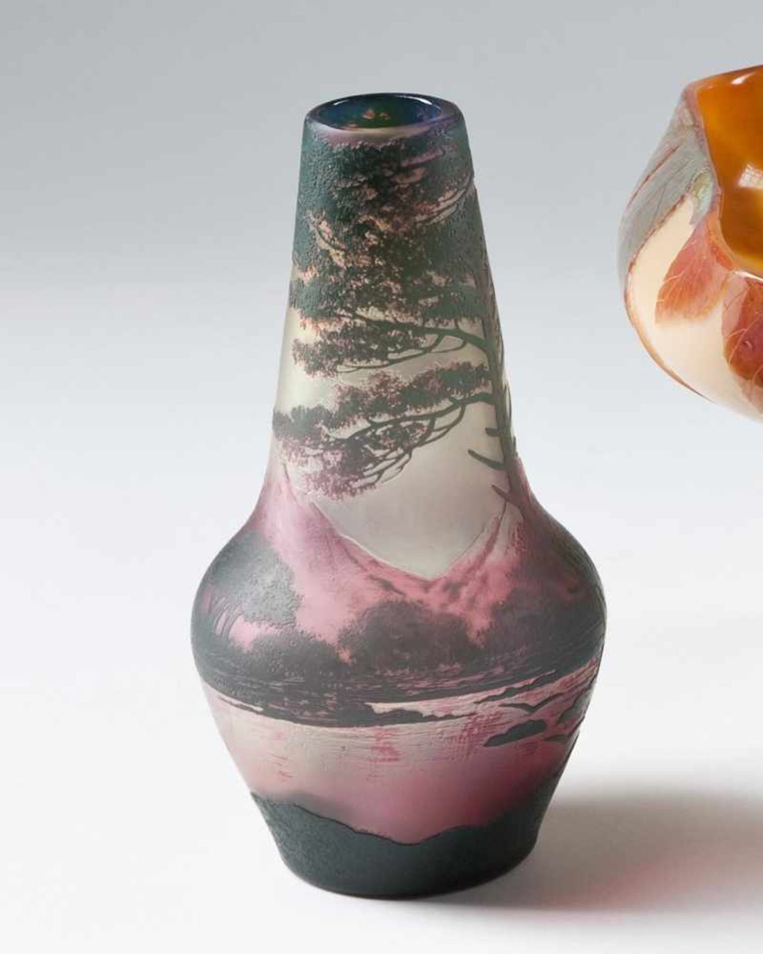 Vase "de Vez",um 1910. Farbloses mehrschichtiges Glas, umlaufend Landschaftszenerie reliefiert