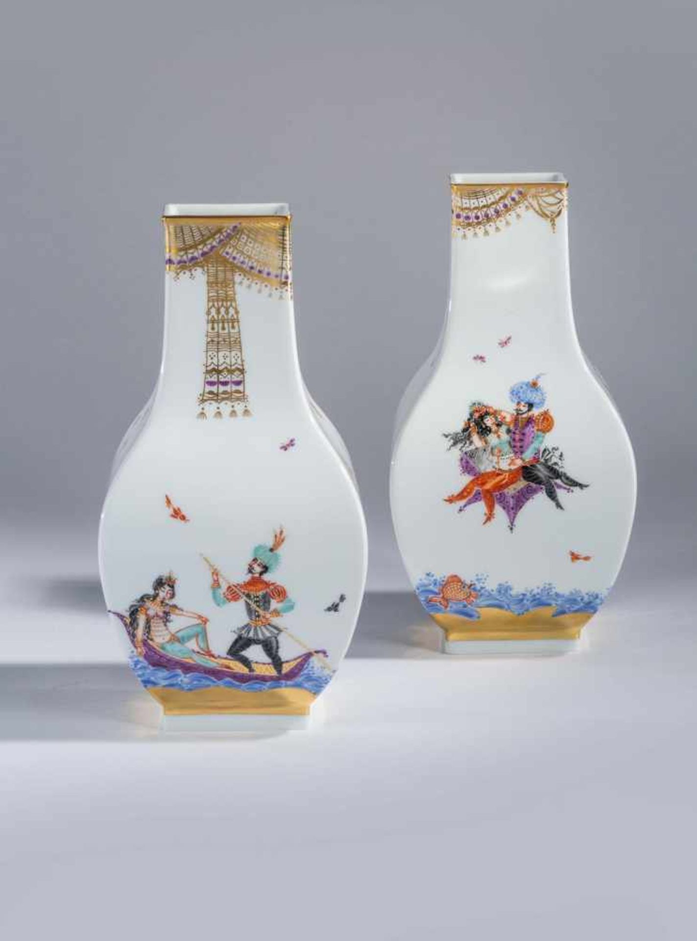 Paar Vasen "1001 Nacht" Meissen,weißes Porzellan mit polychromer Aufglasurmalerei, reicher