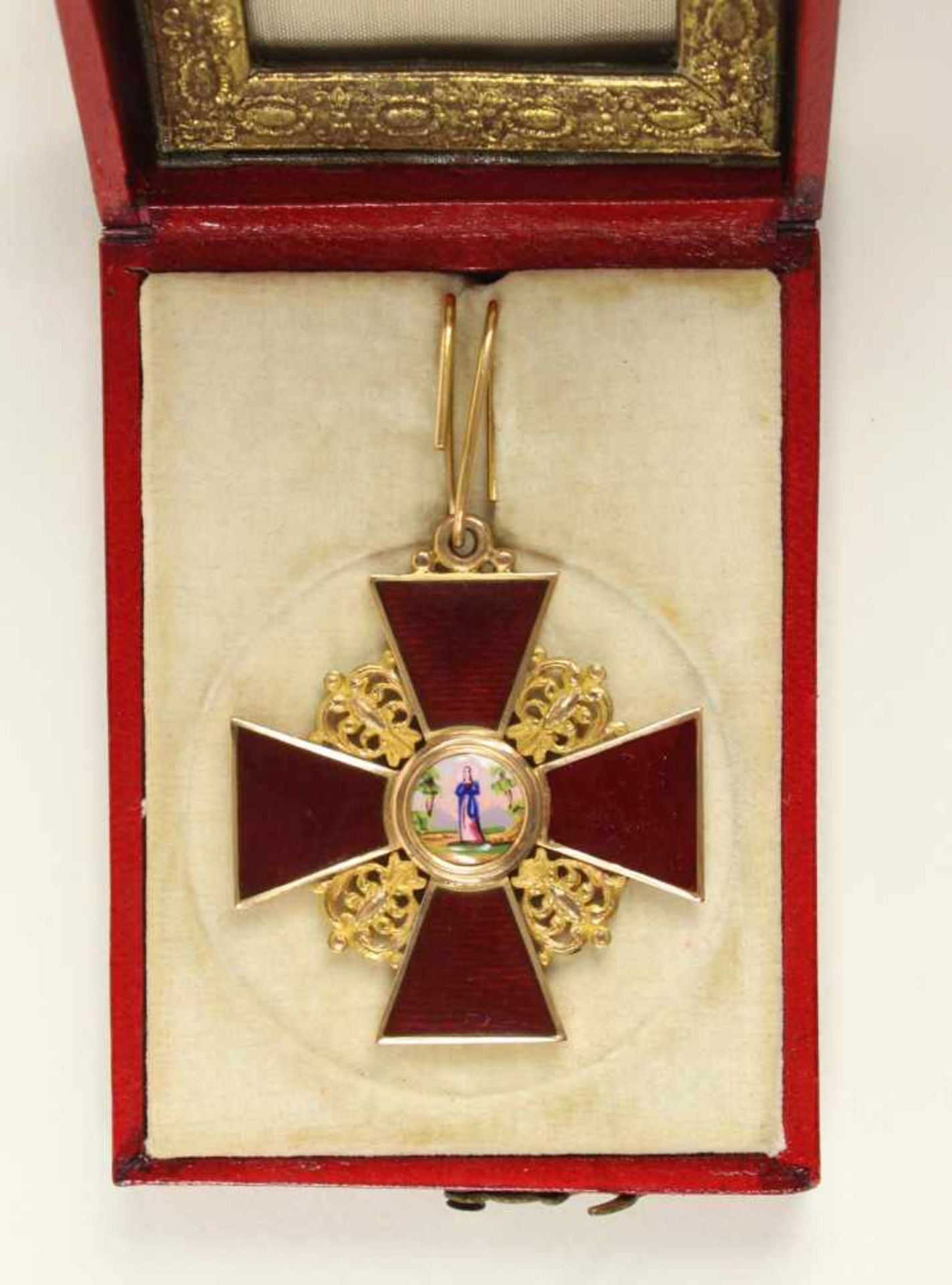 St. Anna-Orden, Kreuz 2. Klasse. Kreuz Gold emailliert, 42mm, das Medaillon fein gemalt, das