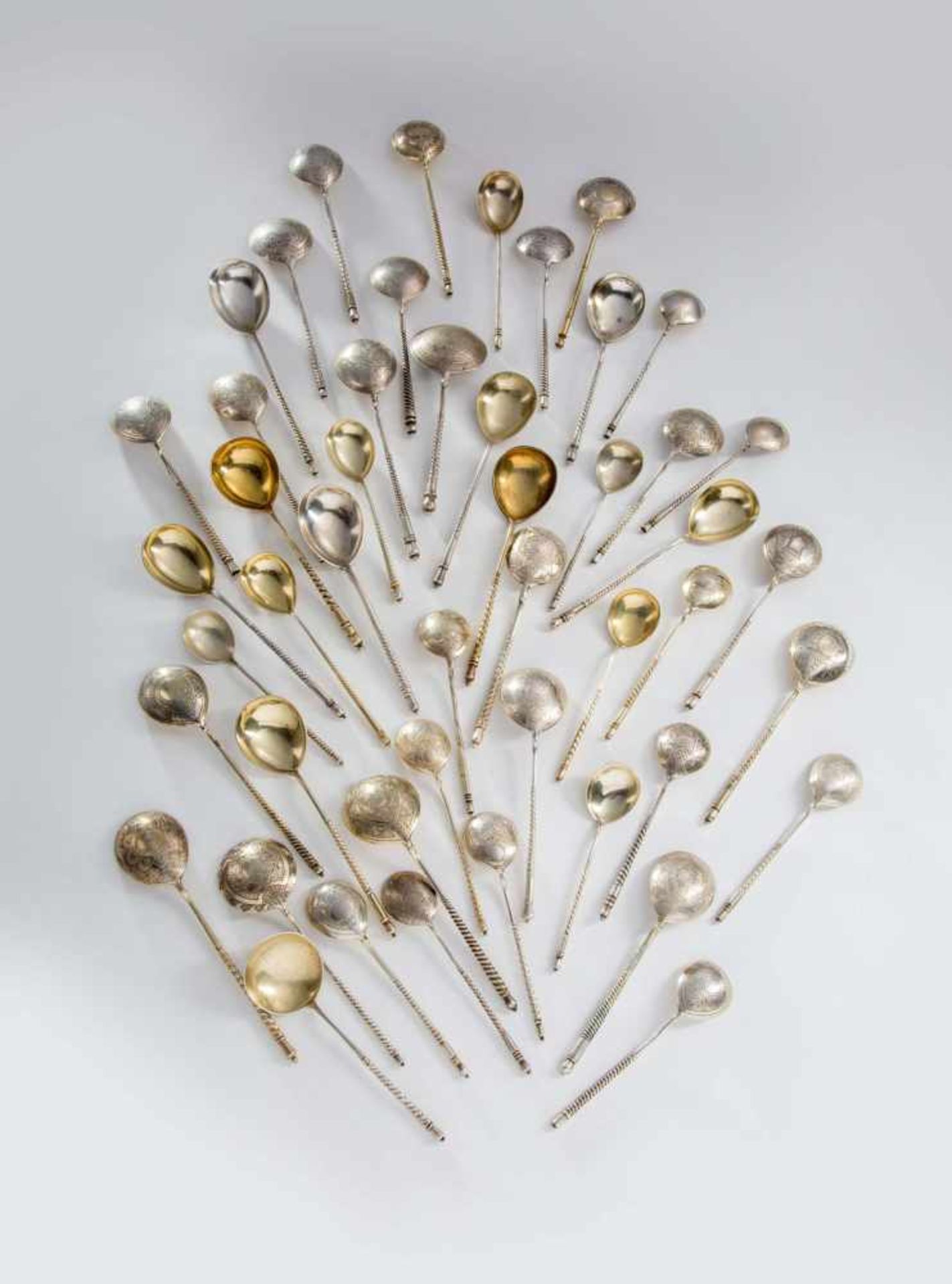 Konvolut 48 Zierlöffel,Silber. Russland, ab 1876. Rückseitig floral ornamental graviert, teilweise