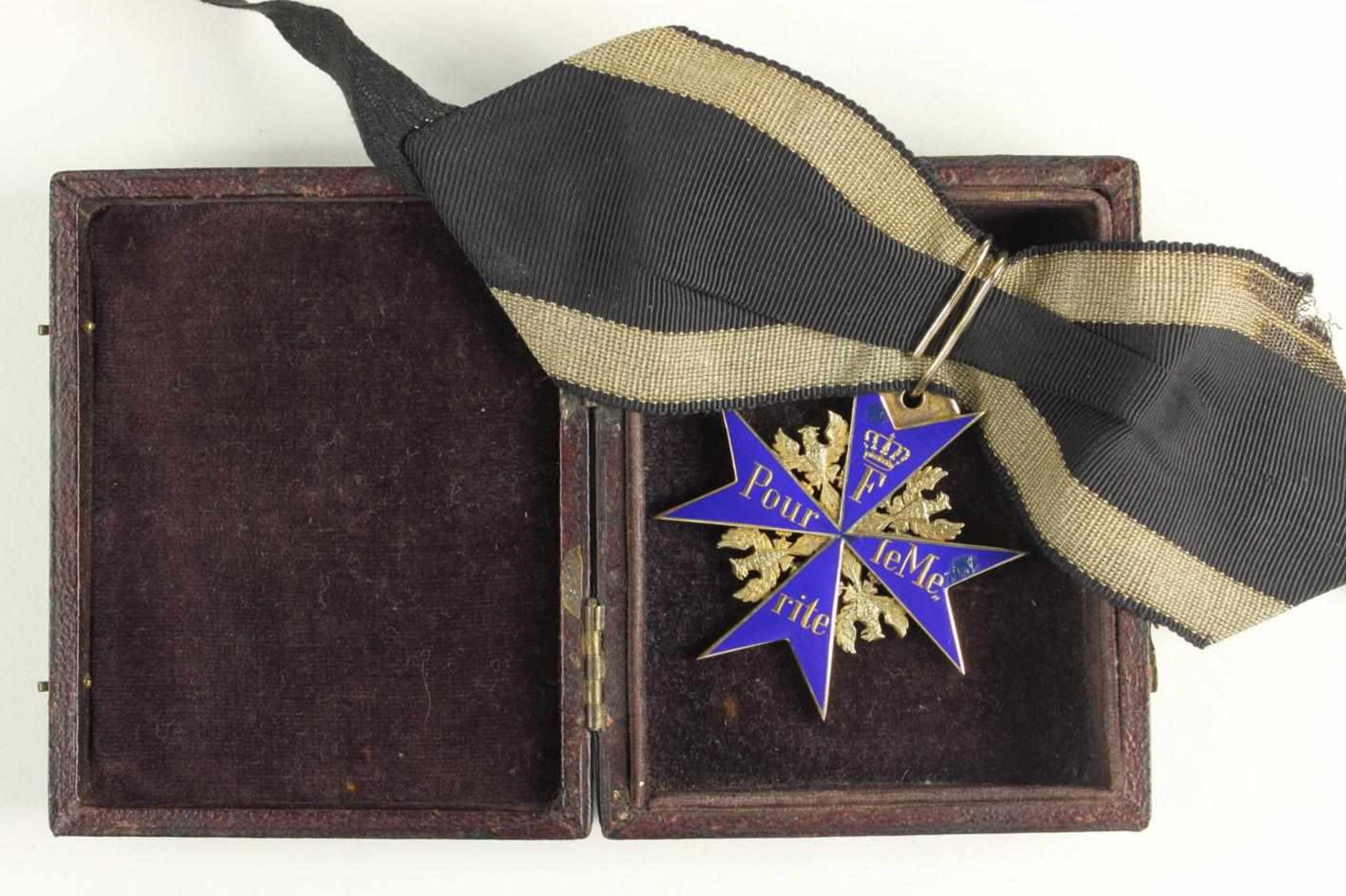 Orden Pour le Merite,Ordenskreuz um 1900. Gold hohl gefertigt und emailliert, vorderseitig kleine - Bild 2 aus 3