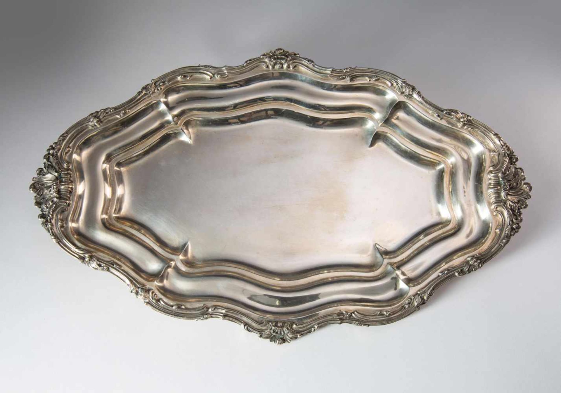 Große ovale Plattemit mehrfach gestuftem Rand in barocker Form, Silber "800" Pressburg, 65x40cm. - Bild 2 aus 3