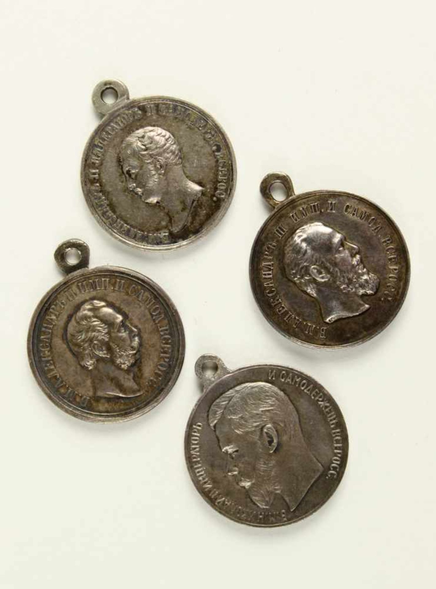 Kleine Silbermedaillen für Eifer,Zar Alexander II. (2 Modelle), Zar Alexander III. und Nikolaus II.,