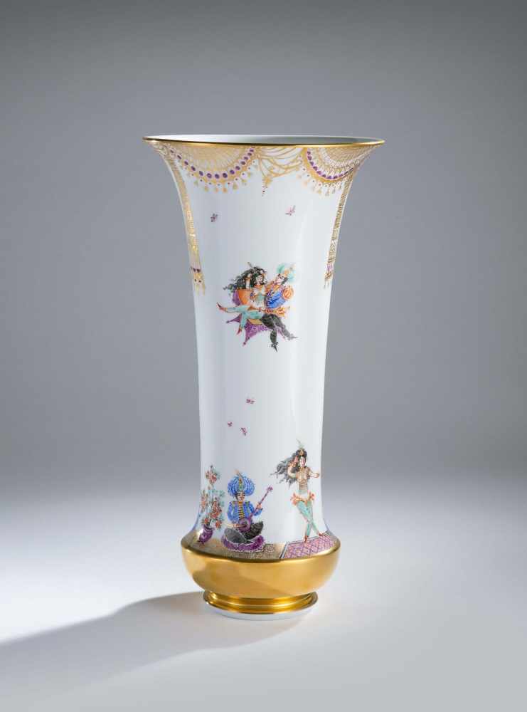 Große Vase "1001 Nacht" Meissen,weißes Porzellan mit polychromer Aufglasurmalerei, reicher