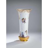 Große Vase "1001 Nacht" Meissen,weißes Porzellan mit polychromer Aufglasurmalerei, reicher