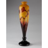 Große Vase Daum Nancyum 1910. Überfangglas geätzt, geschnitten und poliert, umlaufendes Blüten und