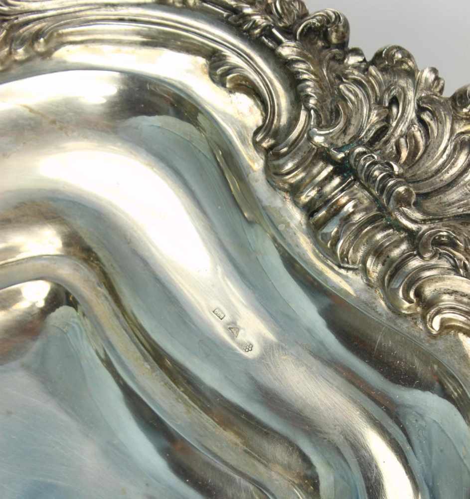 Große ovale Plattemit mehrfach gestuftem Rand in barocker Form, Silber "800" Pressburg, 65x40cm. - Image 3 of 3