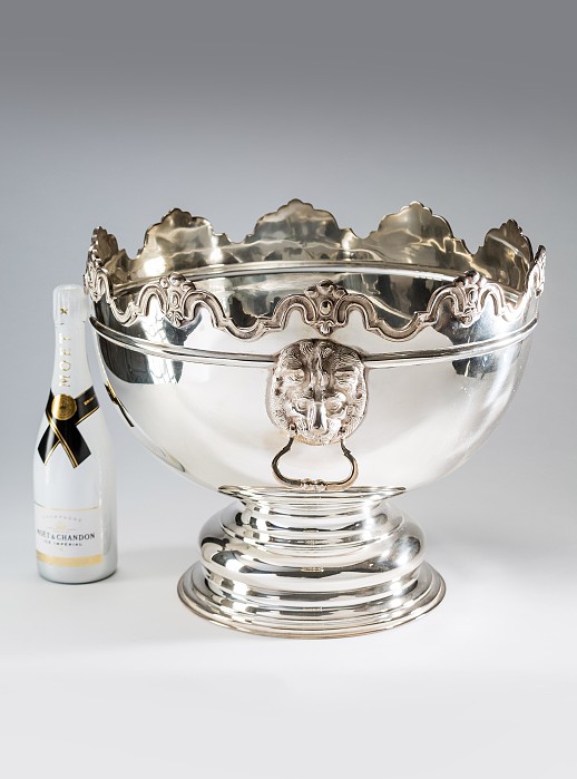 Große Sekt und Champagnerschalemit Löwenkopfhenkeln. Metall versilbert, runde Schale, Durchmesser