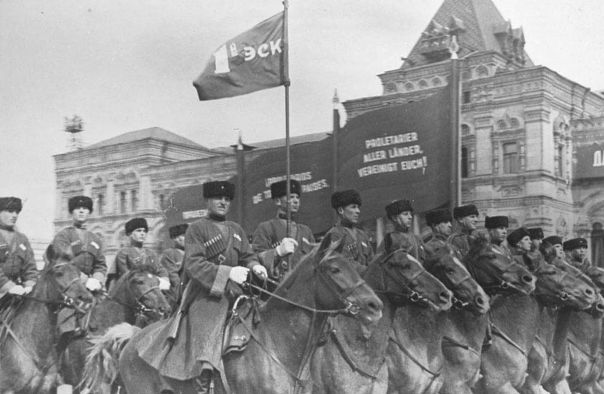 Tscherkasska eines Generalder Roten Armee. Feldgraues Tuch mit roter Paspelierung und - Bild 2 aus 2