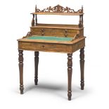 WRITING DESK IN WALNUT, CENTRAL ITALY 19TH CENTURY upper part with four drawers. Front with one