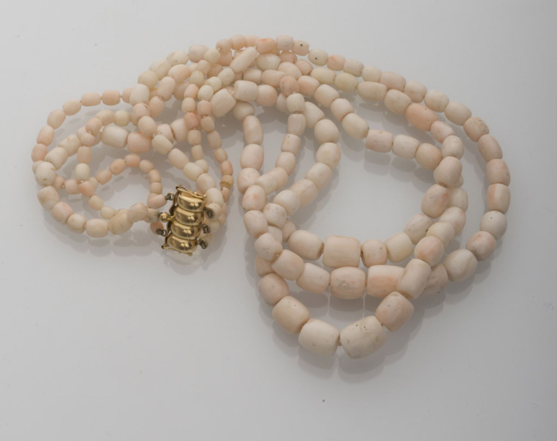 ATTRACTIVE NECKLACE three threads in white coral with pink tones Clasp in gold 18 kts. Length cm.