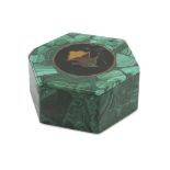 BOX IN MALACHITE, 20TH CENTURY with inlaid marbles on the cover. Measures cm. 5 x 95. SCATOLA IN