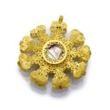 PENDANT in yellow gold 18 kts. round shape, crafted in filigree and finishes in nacre representing