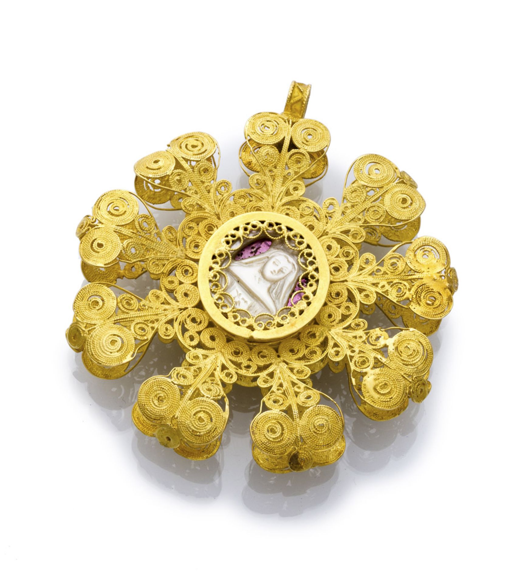 PENDANT in yellow gold 18 kts. round shape, crafted in filigree and finishes in nacre representing