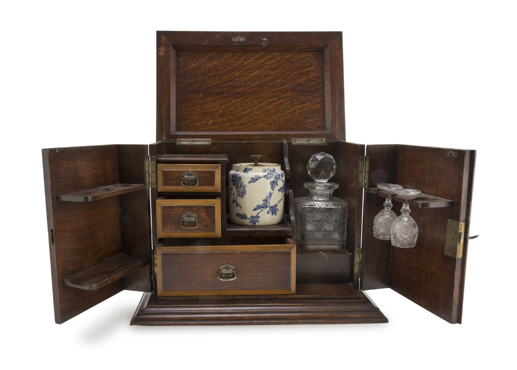 SMOKE AND LIQUEUR SET LATE 19TH CENTURY box in mahogany with three drawers inside, edges in wood.