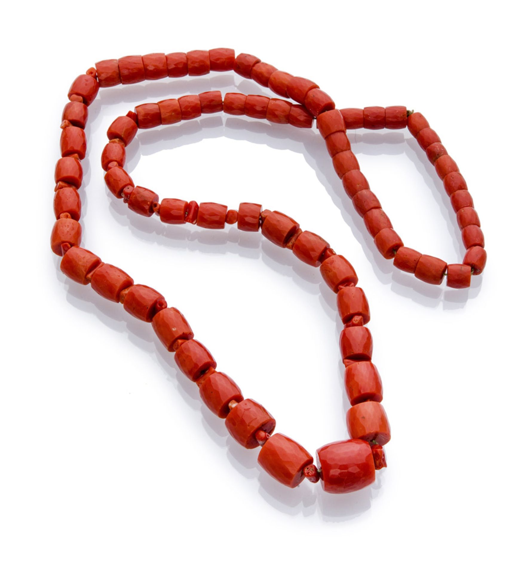 NECKLACE one thread of red coral. Length cm. 78, total weight gr. 134. COLLANA a un filo di