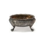 SALTCELLAR IN SILVER, PUNCH LONDON 1824 oval shape, body embossed with floral motifs. Claw feet.