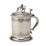 SILVER-PLATED TANKARD, PROBABLY UNITED KINGDOM, EARLY 20TH CENTURY smooth body with engravings of