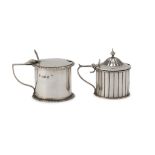 TWO SMALL MUSTARD POTS IN SILVER, PUNCHES BIRMINGHAM AND LONDON 1892/1893 smooth body with knurled