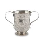 TANKARD IN SILVER, PUNCH LONDON 1784 with body engraved with motifs floral and double ribbon handle.