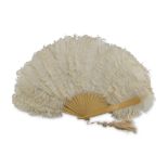 FEATHER FAN, EARLY 20TH CENTURY sticks in bone. Complete of box. Measures cm. 39 x 57. VENTAGLIO