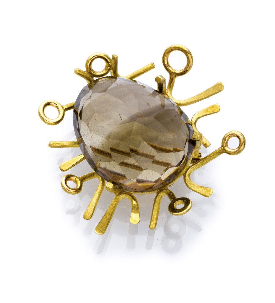 BROOCH in yellow gold 18 kts., with topaz fumè. Measures cm. 4 x 5, general weight gr. 19,90. SPILLA