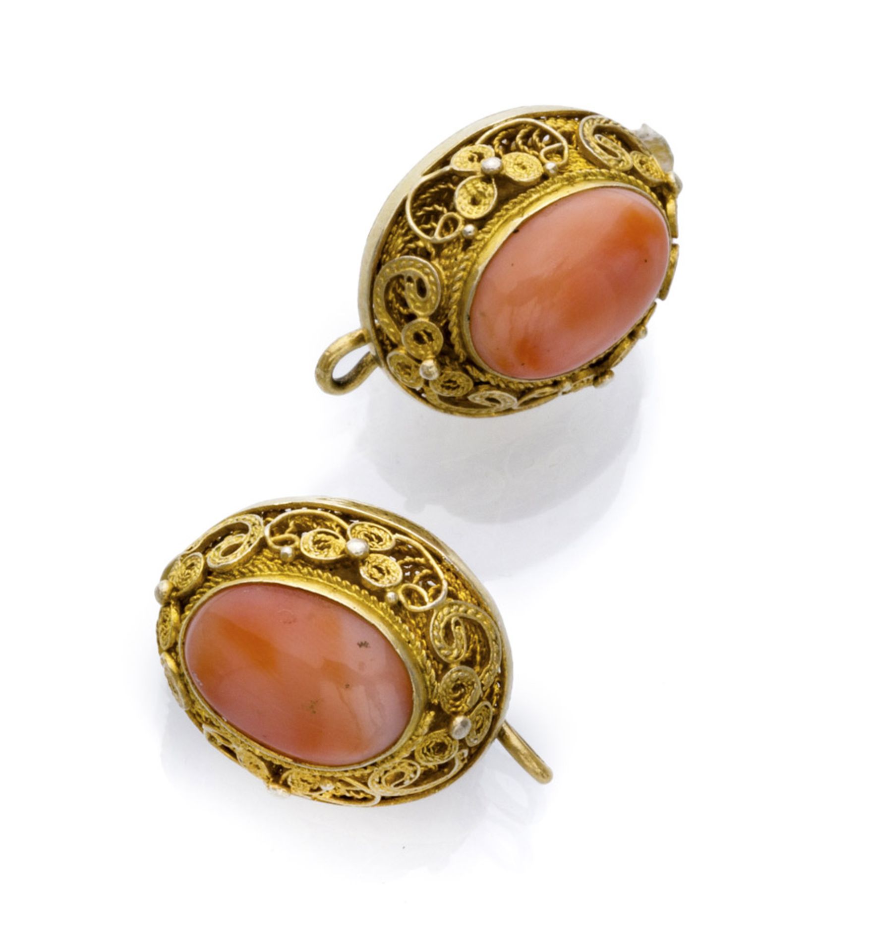 A PAIR OF EARRINGS in gilded metal, crafted in filigree with central pink acrylic stone. Measures
