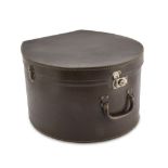 HATBOX IN LEATHER, 1920 CA. with metal finishes. Measures cm. 26 x 40 x 41. CAPPELLIERA IN PELLE,