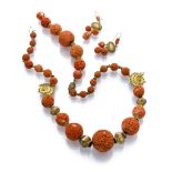 PARURE OF NECKLACE AND EARRINGS with spheres in spongy coral alternated by elements in gilded metal.