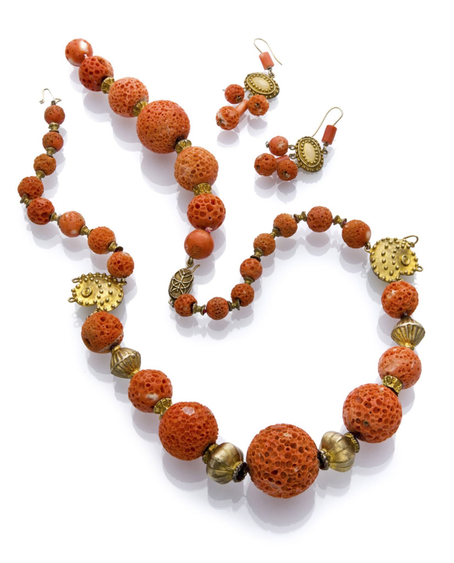 PARURE OF NECKLACE AND EARRINGS with spheres in spongy coral alternated by elements in gilded metal.