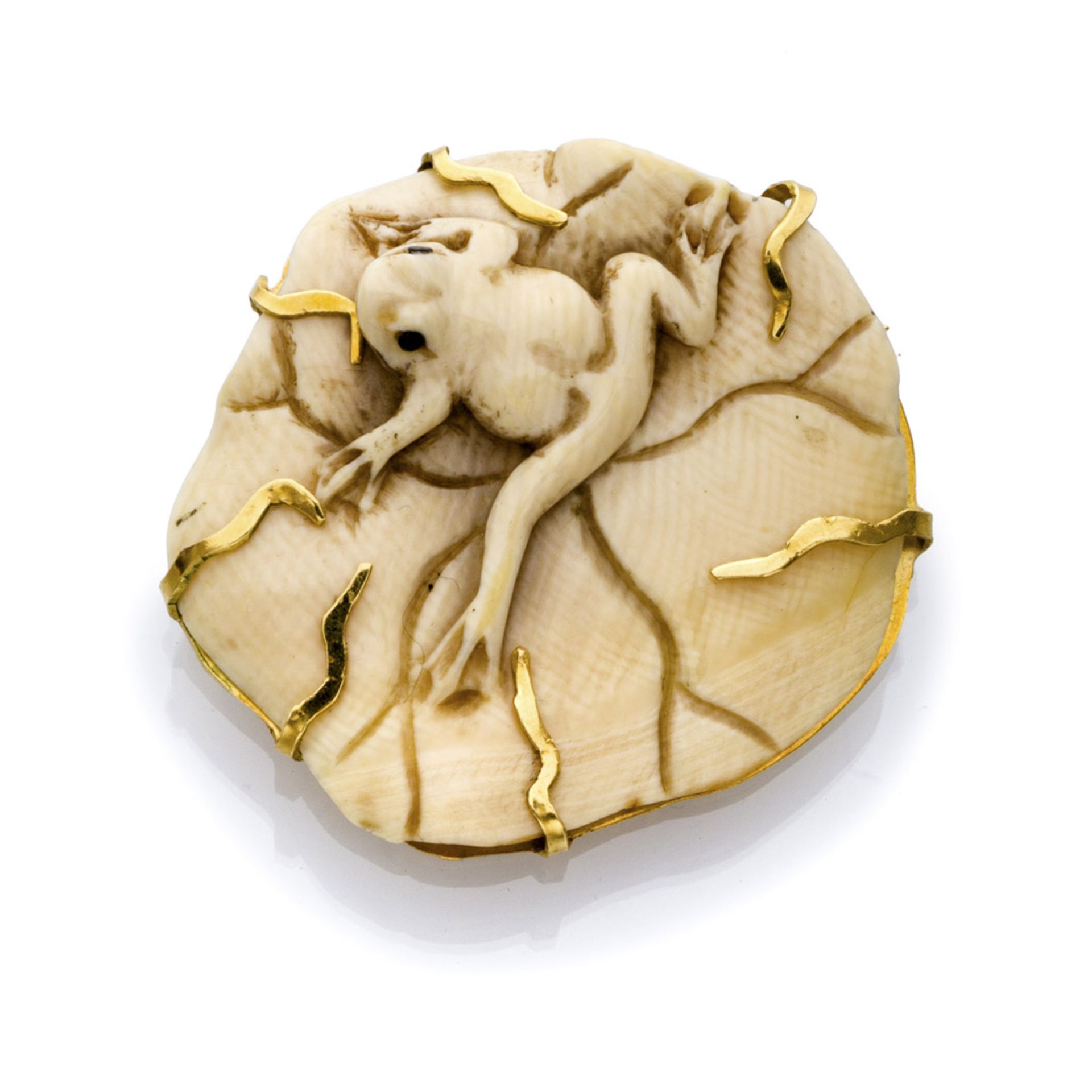 BROOCH in gilded metal, with leaf-shaped stone with bas-relief of frog. Measures cm. 4 x 35.