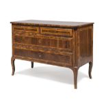 BEAUTIFUL COMMODE IN WALNUT, TUSCAN, 18TH CENTURY with reserves in boxwood and edges in wood of
