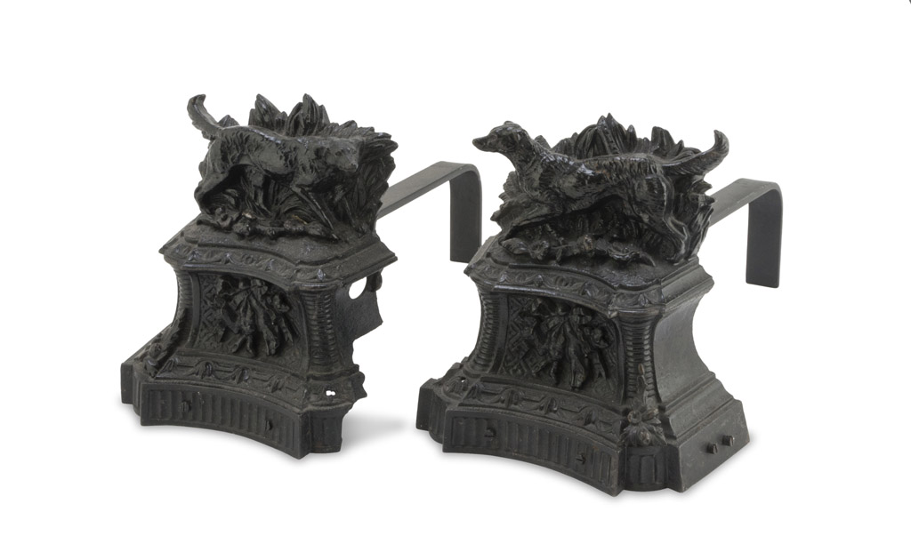 PAIR OF FIREDOGS IN CAST IRON, 19TH CENTURY uprights decorated with figure of wolf and ornaments.