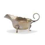 SILVER-PLATED GRAVY BOAT IN, PUNCH LONDON LATE 19TH CENTURY Complete of teaspoon. Silversmith W.