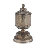 VOTIVE LAMP IN SILVER, PUNCH KINGDOM OF ITALIA 1872/1933 cylindrical body, entirely chiseled to