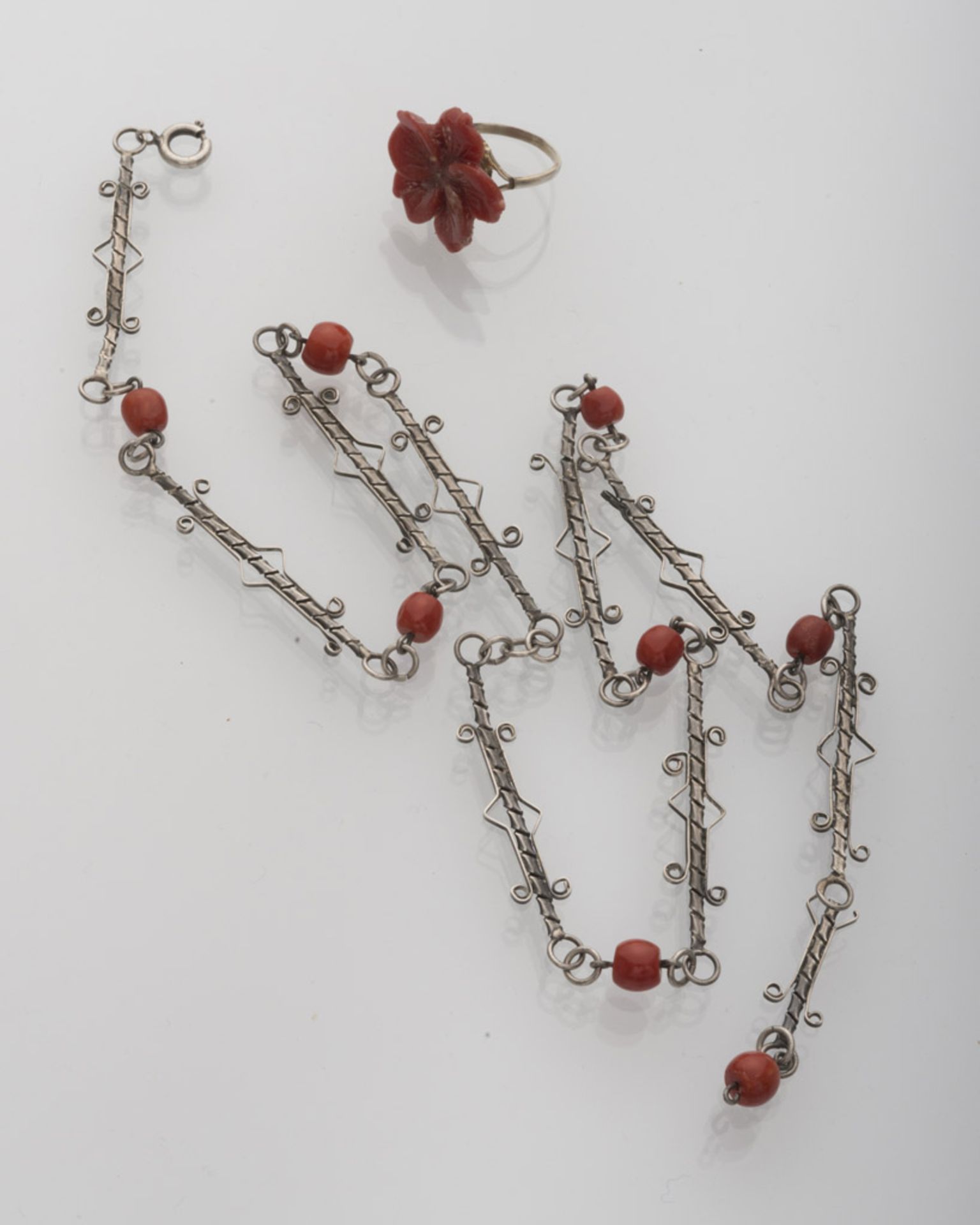 PARURE OF EARRINGS, CHOKER, RING AND PENDANT in silver and red coral. Pendant with Roman coin and