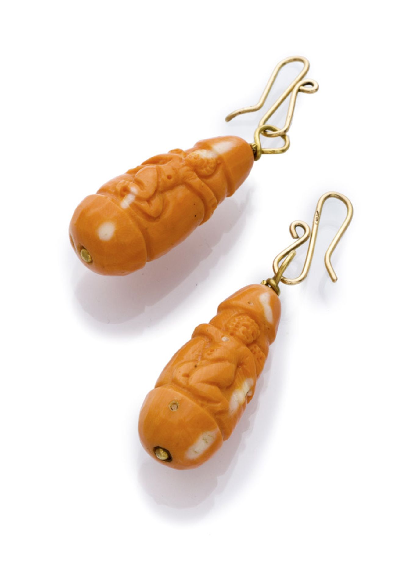 BEAUTIFUL PAIR OF EARRINGS with drop of pink coral engraved with putti. Clasp in yellow gold 18 kts.