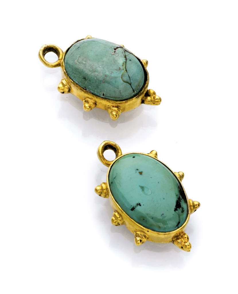 A PAIR OF PENDANTS with mount in gilded metal with oval hard stones. Measures cm. 2,2 x 14. COPPIA