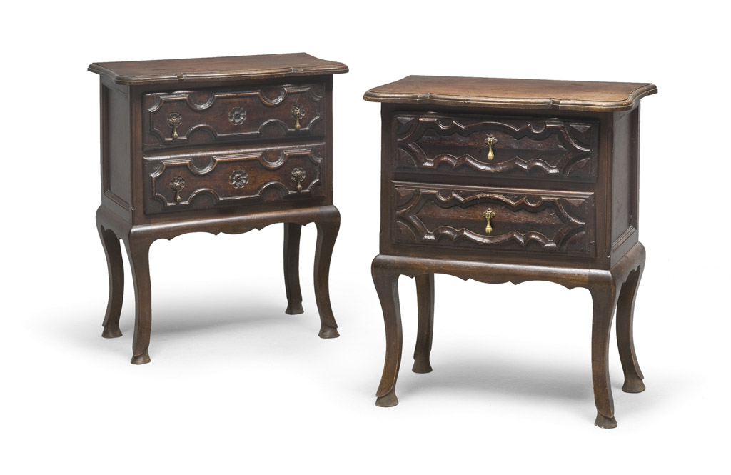 A PAIR OF BEDSIDES IN WALNUT, PIEDMONT 20TH CENTURY with two drawers. Legs shaped with webbed