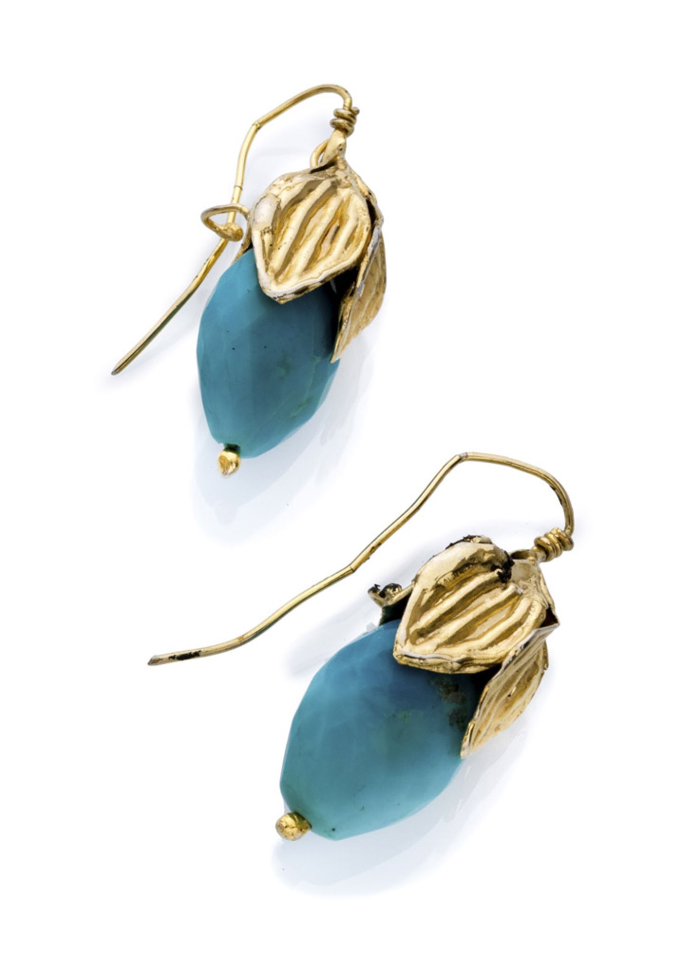 A PAIR OF EARRINGS with mount in gilded metal es with bud in light blue acrylic stone. Measures