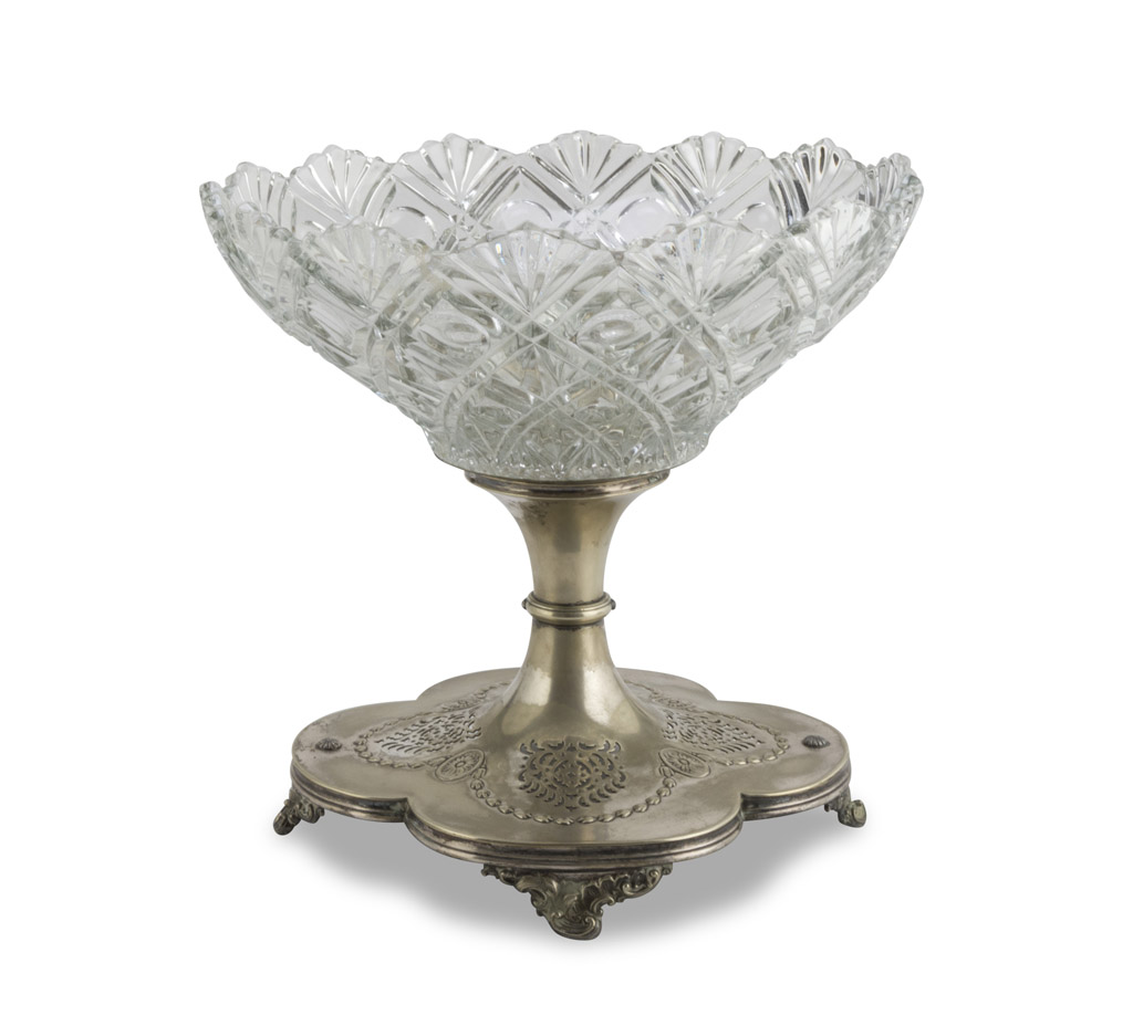 LARGE FRUIT BOWL IN CRYSTAL GLASS, EARLY 20TH CENTURY with basin cut to diamond points and leaves.