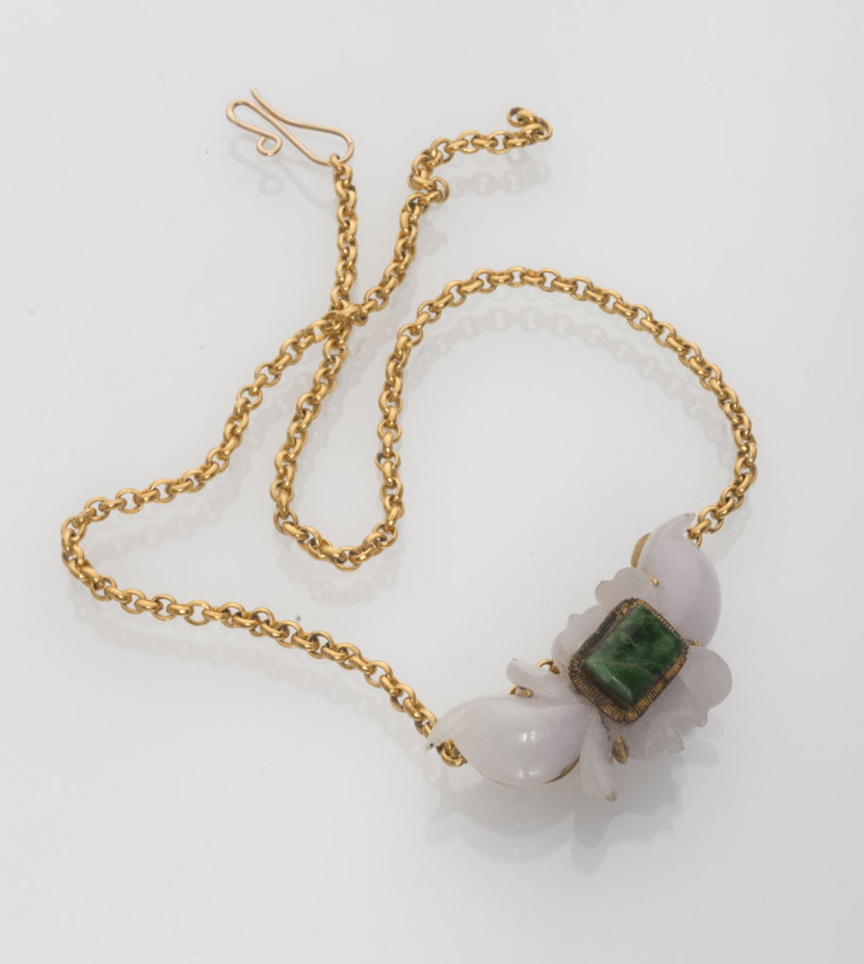 COLLIER chain in gilded metal with pendant in jade and central green stone. Length cm. 42,5. COLLIER