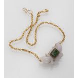 COLLIER chain in gilded metal with pendant in jade and central green stone. Length cm. 42,5. COLLIER