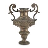 VASE IN GILDED COPPER, ROME SECOLO handles with floral scrolls, embossed with leaves. Measures cm.