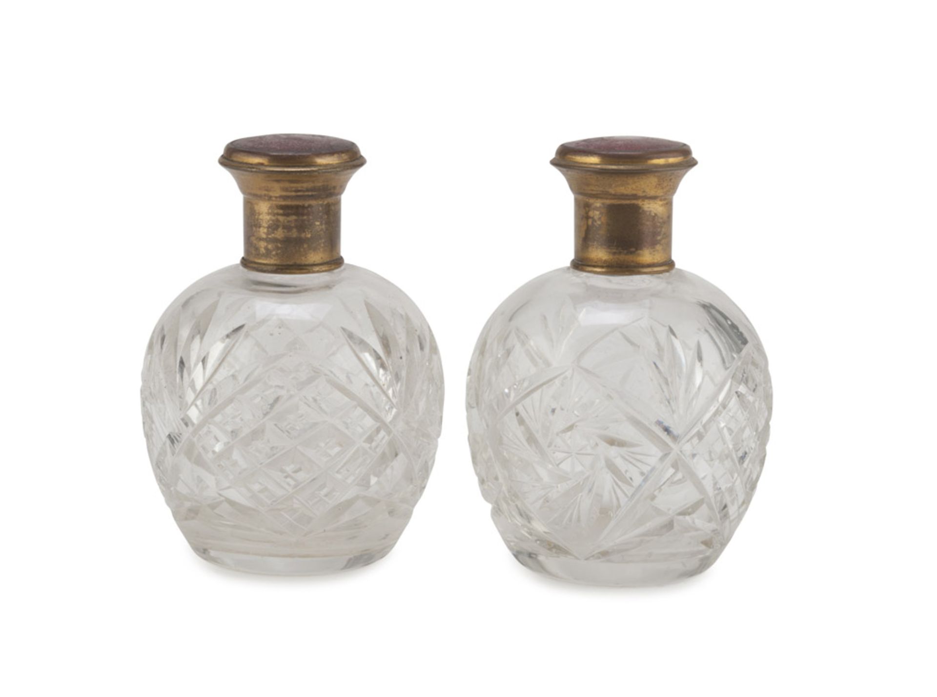 A PAIR OF PERFUME BOTTLES IN CRYSTAL GLASS AND GILDED METAL EARLY 20TH CENTURY body cut to ferns and