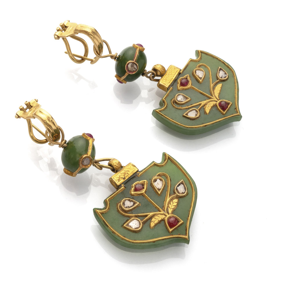 EARRINGS in yellow gold 18 kts., with hard stone and inserts in gold decorated with flowered