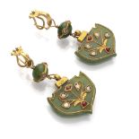 EARRINGS in yellow gold 18 kts., with hard stone and inserts in gold decorated with flowered